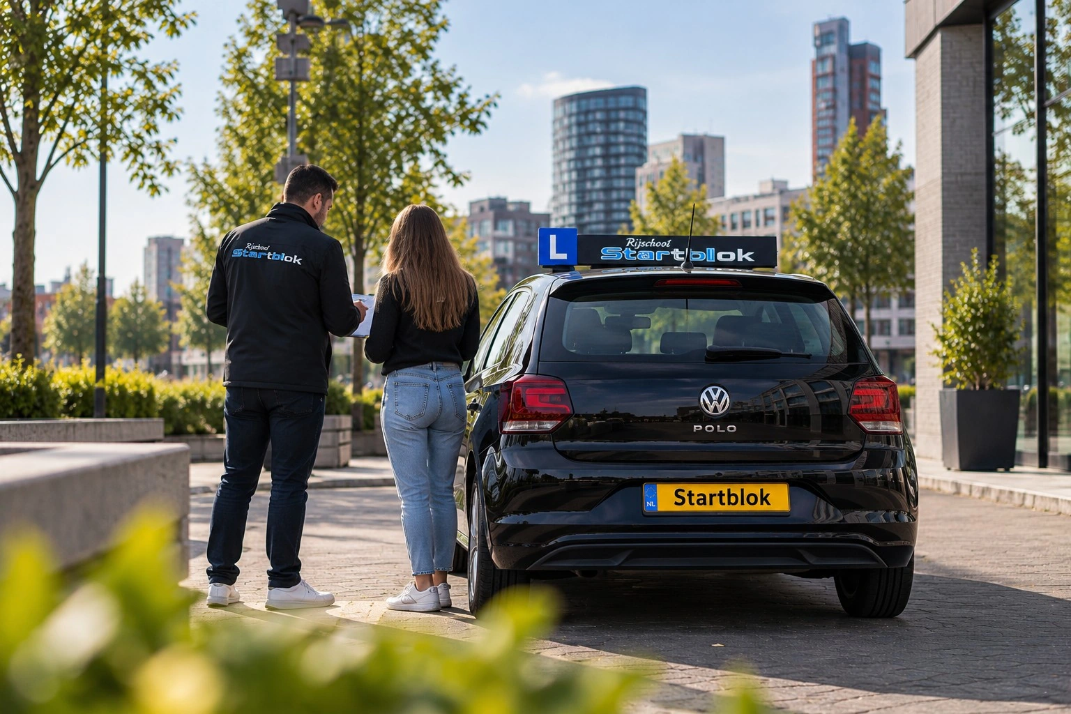 Rijinstructeur en leerling naast de Startblok-lesauto in Rotterdam