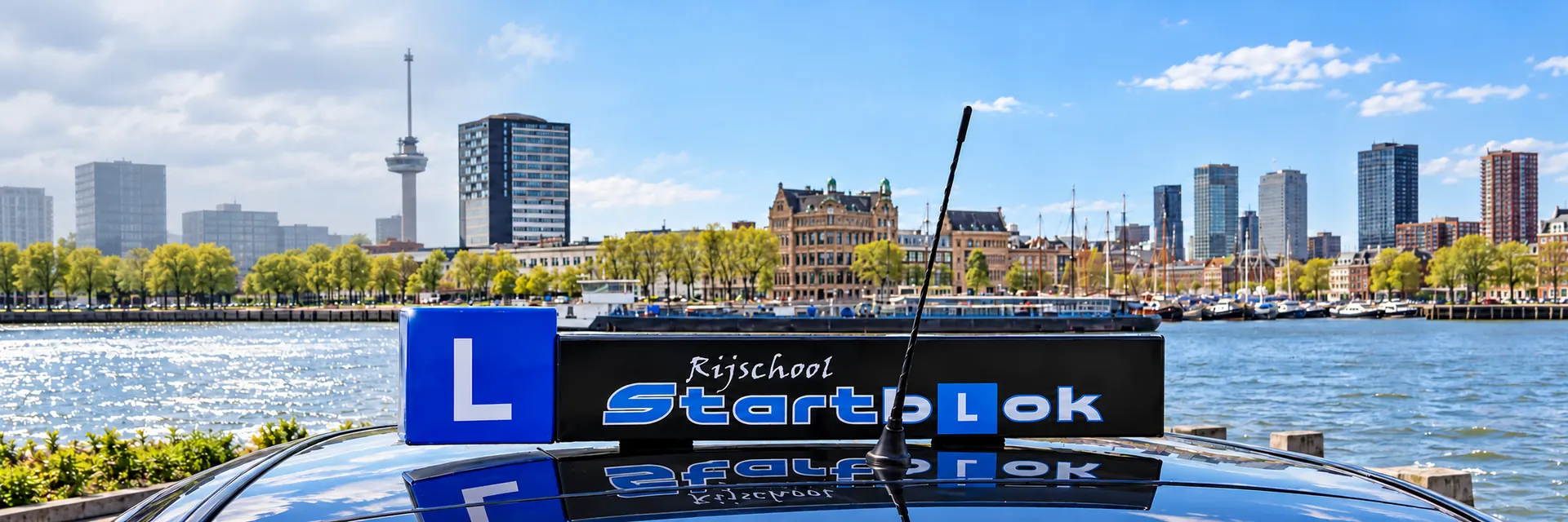 Dakbord van Rijschool Startblok met de Euromast en Rotterdam aan de Maas op de achtergrond